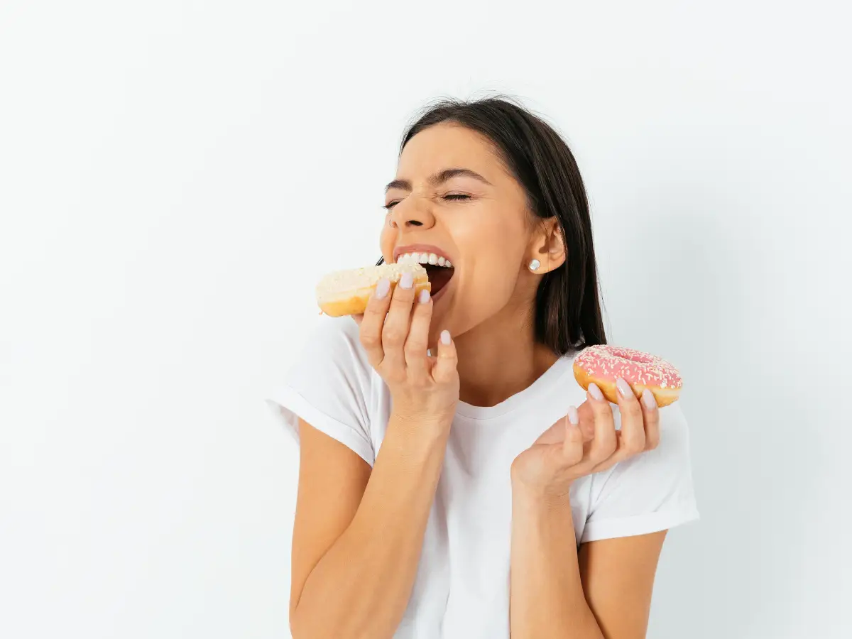 Read more about the article How to stop binge eating: 6 simple tips to end an episode in It’s tracks